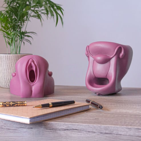 modèle de vagin et vulve en silicone posé sur une table